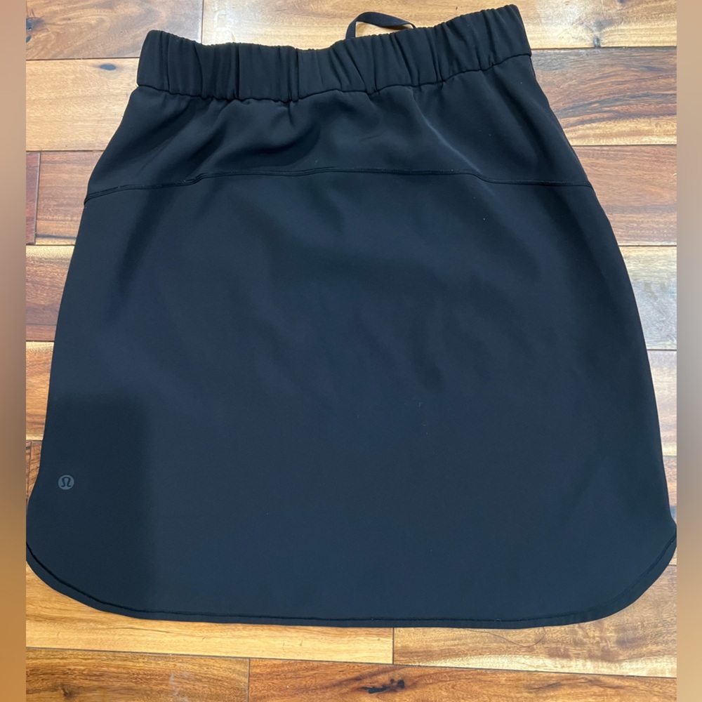 Women’s Black Lululemon On The Fly Athletic Skirt 8 - Picture 2 of 2